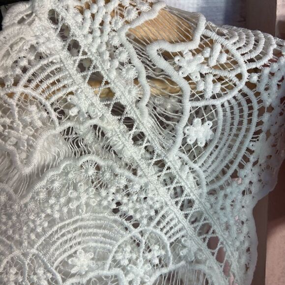 šā3/$75āLuluāsāWhiteĀ EmbroideredāTopāDress - Picture 6 of 8